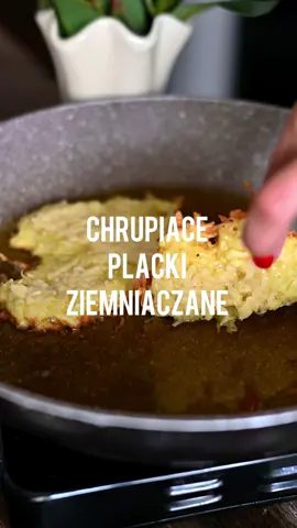 Dzisiaj przypominam Wam przepis na mój ulubiony obiad! 😍 Chrupiące placki ziemniaczane 🥔 trzeba się trochę natrzeć, ale warto! Sam niezapomniany 🥹🥰 Składniki (10-12 małych sztuk): 1 kg ziemniaków  1 mała cebula  2 jajka  1 łyżka mąki orkiszowej/pszennej 1/5 gałki muszkatołowej  1 płaska łyżeczka soli  1/2 łyżeczki pieprzu  1. Ziemniaki zetrzyj na tarce o grubych oczkach.  2. Cebule zetrzyj na małych oczkach i połącz z ziemniakami. Przełóż na ścierkę i odciśnij z nadmiaru wody.  3. Do odciśniętych warzyw dodaj jajko, mąkę i przyprawy.  4. Wyłóż dużą łyżkę na rozgrzany tłuszcz, rozpłaszcz i smaż 3-4 min na jedną stronę i 2-3 na drugą.  5. Odsącz na kratce z nadmiaru tłuszczu i podawaj z ulubionymi dodatkami.  #przepis #obiad #ziemniaki #placki #szybkieprzepisy #przepisy #jedzenie #gotowanie #obiadek