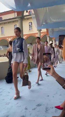 «Le Grand Tour» HUI Milano SS25 #MFW 🖤 Wearing #HuiMilano for their show during Milan Fashion Week. Such impeccable and feminine pieces for the modern woman. I'm in LOVE with this collection! Thanks so much guys for having me! Grazie Mille! 💃🏻❤️ #MilanFashionWeek #CameraModa #Milan #Fashion