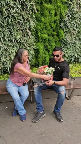 Distribuindo plantas para pessoas na rua 🌱