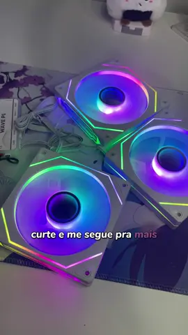 🔧💡 Quer melhorar o desempenho do seu PC e ainda deixar o setup mais estiloso? O Kit de Ventoinhas Pichau Wave P1 ARGB é perfeito pra isso! 💨✨ ▫️3 ventoinhas de 120mm para máxima refrigeração 🌬️ ▫️ARGB sincronizável com vários efeitos de luz 🌈 ▫️Velocidade 800 a 1200 RPM ⚙️ ▫️Design branco minimalista que combina com qualquer setup ⚪ ▫️Silenciosas 🤫 Você encontra no site da @Pichau 🎮💻 . . Tags🏷️ #pichau #pichaugaming #pichaugamer #fans #argb #rgb #setupgamer #gamer #GamerGirl #Tech #setupinspiration