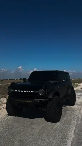 If Batman had a Bronco 🦇#flordia #allblack #fordbronco #bronco #liftedtrucks #ford 