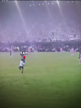 Messi helping fan escape security🔥🥶#messi #football #edit #footballedit #footballtiktok #intermiami 