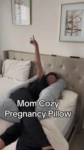 I STILL sleep with a pregnancy pillow 🤷🏽‍♀️ this pregnancy pillow from @momcozy is top tier ! #pregnancypillow #pillow #pillows #fullbody #maternitypillow 