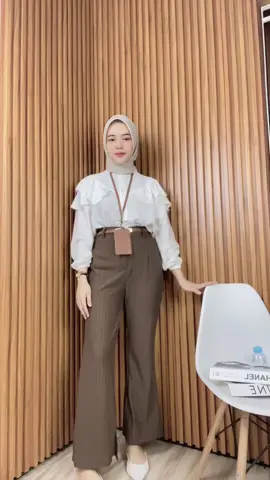 Gilllllaaaaaaak c ini warna choco aslinya keren abizzz 😍 #promoguncang1010 #kunfayakun #fyp #xyzbca #rekomendasicelana #cutbrayknit 