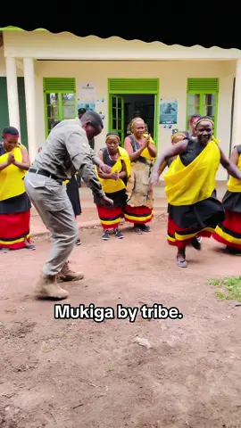 The Bakiga are believed to be the descendants of Kashyiga, who came to be called Kakiga son of Mbogo from the small Kingdom of Bumbogo in Rwanda later. He came to form the present community of the Bakiga of Kigyezi or Kigezi as a result of immigration. #bakiganation #culturaldancechallenge #dance #community 