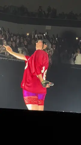 billie is actually insane #hitmehardandsofttour #quebec #billieeilish 