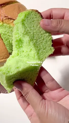 CHIFFON CAKE PANDAN ✨ Bahan-bahan: 6 butir kuning telur 30 gram gula pasir 65 ml santan instan + 35 ml air 120 gram tepung terigu protein rendah 1 sdt pasta pandan 60 gram minyak goreng 6 butir putih telur 1/4 sdt garam 1/2 sdt air perasan jeruk nipis 100 gram gula pasir Selamat mencoba ☺️ #resep #chiffoncake #foryoupagе 