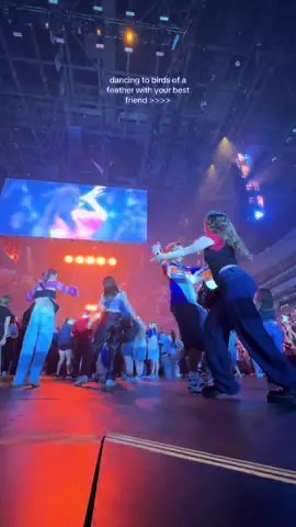 dancing our heart out together as always 😭😭😭😭 @nadia @BILLIE EILISH #billieeilish #concerts #hitmehardandsofttour 