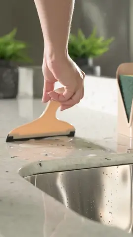 Você acha que  não precisa de um rodinho de pia até ter um rodinho de pia! 😉 Ele é  essencial para manter a bancada sempre limpa e seca, prevenindo acúmulo  de água e evitando manchas. #uzutilidades #cozinhaplim #cozinhatiktok