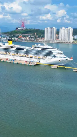 Ngày 30/9, Cảng tàu du lịch quốc tế Hạ Long (Quảng Ninh) đã đón tàu biển mang tên Costa Serena (quốc tịch Italy) chở gần 3.000 khách du lịch quốc tế và trên 1.000 thủy thủ đoàn đến tham quan Hạ Long.    Tàu du lịch Costa Serena đã cập cảng ở Việt Nam khá nhiều lần nhưng đây là lần đầu tiên đến với Hạ Long và được xem là một trong những chuyến tàu du lịch quốc tế lớn nhất ghé thăm Hạ Long trong năm nay, tạo nên dấu ấn quan trọng cho ngành du lịch địa phương.#duthuyen #traval #dulichvietnam #halong #dulichhalong #quangninh #dulich #thebestofhalong 