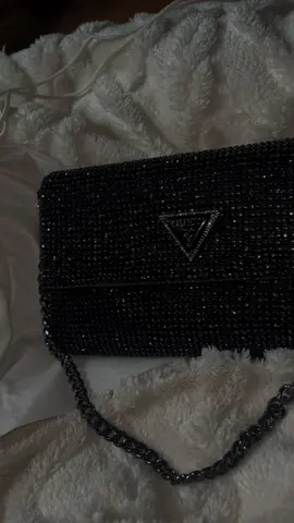 let me introduce my new favorite bag! 😻 #tiktok #guessbag #glitter #gift #viral #black #glamour #fyp #mamacitasrepost 