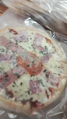 Si deseas #emprender con #pizzascongeladas te tenemos el producto ya listo y si deseas prepararlas tu mism@ también te tenemos el recetario completo de como hacerlas. Que esperas para comenzar a generar #ganancias con tus #pizzasprecocidas #negociosmaracay #aprendeyemprende #recetasfaciles 