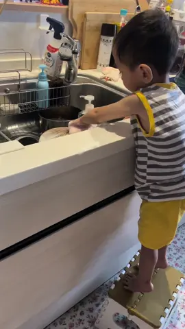 My 3 year old son. Ngayon pa lang tinuturuan ko ng kumilos sa gawaing bahay, at siya din mismo nagkukusa na tumulong sa akin. Talagang good job ang bebe kong hapon. #japinoy #pinayinjapan 