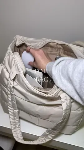 Packing my @BAGSMART tote to go work at a coffee shop ☕️ #packingasmr #asmr #bagsmart #bagsmarttotebag #puffertote #baggoals #totebagaesthetic #totebags #everydayessentials #styleonthego #waterproofbag #totebagstyle 