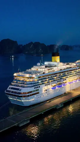 Chào mừng siêu su thuyền Costa Serena đưa gần 3500 hành khách và thuỷ thủ đoàn đến Hạ Long. Trong tháng 10 và tháng 11 siêu du thuyền này sẽ quay lại Hạ Long 4 lần nữa.