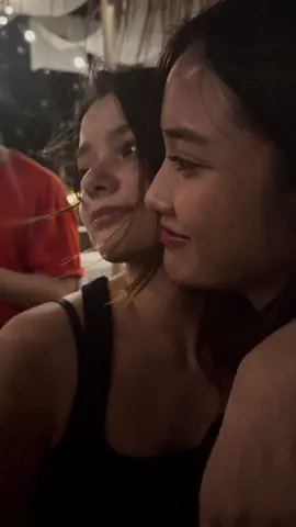 “what happened at the party?” here’s the 4 seconds clip of freenbecky being clingy to each other during p’chen birthday party 😭😭😭 my parents gingering to each other y’all 😭😭😭  they’re both tipsy 😭🤍 #freenbecky #beckysangels #srchafreen #beckfreen #foryou #fyp 