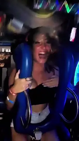 Replying to @Sylvie Gros she didnt know where the slingshot popout 😞 😂 #slingshotrider #slingshotchallenge #slingshotgonewrong #slingshotriders #themepark 