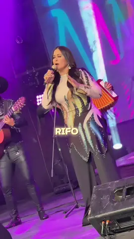 Gracias @jorgebarontv por permitirme lanzar anoche mi nueva canción LA PATRONA en @showdelasestrellas ♥️ . ¿ya vieron el video? #somostendencia