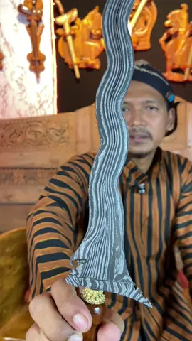 Keris Sabuk Inten, pamor Junjung Drajat, memiliki filosofi kederajatan ☺️ koleksi dai Warung Antik yang akan dilelang juga saat live 🙏🏻☺️ warungantik #keris #kerispusaka #pusakaindonesia #budaya #budayajawa #budayaindonesia #ethnic #pusaka #pusakanusantara #History #etnik #kuno #antik #majapahit #sriwijaya #medang #kerajaanmedang 