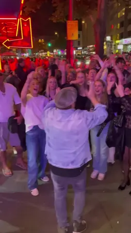 Wie lange noch jeden Tag das gleiche? 😜  Meine neue Single „Große Freiheit“ fordert dazu auf sich den „Anzug abzustreifen und über den Tellerrand zu schauen.  🎥 @gassenhauer_booking und @Julia Pabst  #sänger #neuemusik 