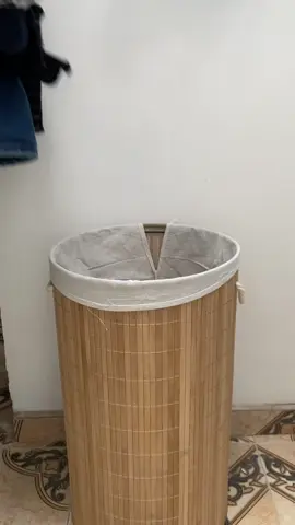 Cesto de ropa sucia, ideal para evitar malos olores 🎁ENVÍO GRATIS + PAGO CONTRA ENTREGA🎁 ✅ Material de Calidad: Hecho de bambú y metal para garantizar durabilidad. ✅ Capacidad: 56 litros a 100 litros ✅ Estilo Moderno ✅ Práctico: Viene con asas y tapa, lo que facilita su uso y almacenamiento.