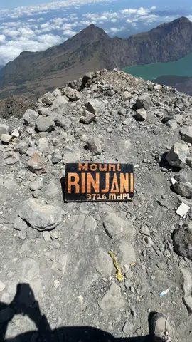 rinjani memang indah tapi tidak dengan letter E🥹#puncakgunungrinjani  #rinjanimountain  #rinjani3726mdpl♥ 