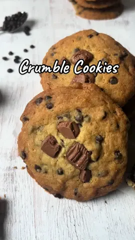 Ricetta Crumble Cookies Ingredienti: 250 g farina 00 175 g burro 90 g zucchero di canna 90 g zucchero semolato 2 uova 1 cucchiaio amido di mais (8 g) 1 cucchiaino estratto di vaniglia 1 cucchiaino bicarbonato (4 g) Mezzo cucchiaino sale (3 g) 200 g gocce di cioccolato fondente 100 g cioccolato al latte Forno preriscaldato statico a 190 gradi per 10 minuti. Aggiungi dei pezzetti di cioccolato al latte per decorare e cuoci per altri 10 minuti. (In totale 20 minuti di cottura). #crumblecookie #dolci #dolcifattiincasa #ricettefacili 