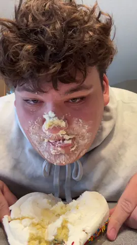 Birthday boy here‼️ #fyp #mukbang #asmr #asmrsounds #viral #food #foodietiktok #cake #birthdayboy #jellyfam #weightloss #Foodie 