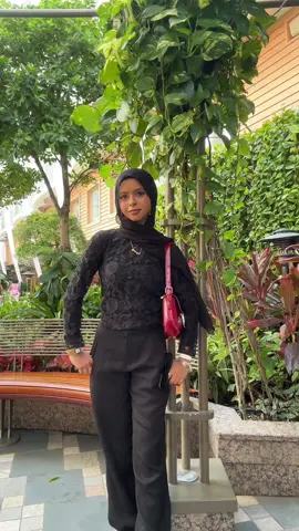 i bought these pants like three years ago and this is the first time im wearing them and im confused on why i never wore them before bc i acc love them now #OOTD #fitcheck #ootdhijab 