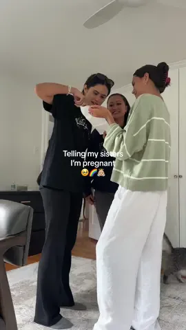 The best aunties to be 🥹 #pregancy #pregnant #rainbowbaby #MomsofTikTok #2025baby #pregnancyannouncement 