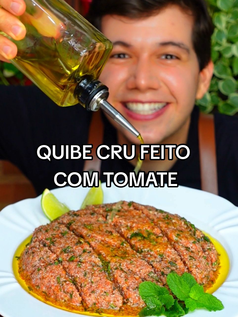 Quibe cru de tomate!!😱😱 . Recentemente, vi algumas receitas de quibe cru de tomate viralizando por aqui e tive que testar. O resultado ficou simplesmente perfeito. Sério, fica extremamente saboroso e é uma opção bacana para esses dias mais quentes. Pode fazer que é sucesso e te garanto que a carne não faz falta!  . Ingredientes: 4 tomates italianos bem maduros cortados em 4 partes 1/2 cebola média  1 dente de alho 1 xic de trigo para quibe  1 maço de hortelã picadinha (pode caprichar) 1 colher de sopa de Zaatar  1/2 colher de sopa de Pimenta síria  1 pitada de canela em pó Caldo de 1 limão taiti Azeite Sal a gosto Obs: Servir com pão sírio/pita. Minha dica é cortar o pão sírio em 6 partes (triângulos) e assar com um fio de azeite até ficarem crocante. Sério, faz toda a diferença. Inspiração da receita: @comida.sem.regra   #quibecru #quibe #comidaarabe #receitas  #segundasemcarne