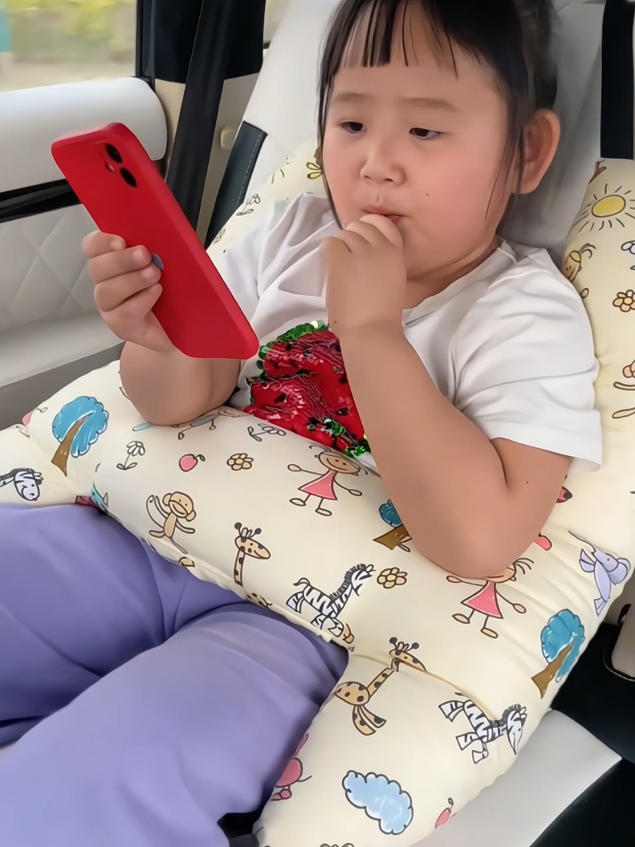 Beli mobil mahal, tapi sabuk pengamannya bikin leher anak sakit? Bantal ini buat selamatin harimu!#bantalseatbelt 