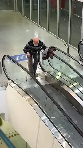 The Power of Kindness: Heartwarming Social Experiment Helps Small, Elderly Man on the Escalator! Witness the beauty of humanity as strangers unite to lend a helping hand.+ Share the warmth-hit repost! #FabiosaKindness #KindnessExperiment #HelpingHand #SpreadLove 