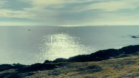 Phép màu chữa lành của biển. Đố mọi người đây là biển ở đâu #beach #sea #ocean #sun #sunshine #dawn #sunrise #shiny #dreamy #poetic #autumn #beautifuldestinations #healing #chilling #aesthetics #film #canhdep #muathu #foryouviral 