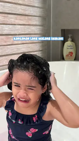 Ayan oh enjoy na enjoy ang bagets. Ang dami na niyang emotions! Haha. Guess we have a new favorite! Etong @Babyflo Oatmeal Shampoo is a must-have. 🌟 Try it now at para ma-experience niyo na din and #SayaNgAlagangBabyflo. Available in drugstores, retailers, and online nationwide! 💙 #fyp #foryoupage #babybath #bathtime #toddler #babyflo #babyfloph 