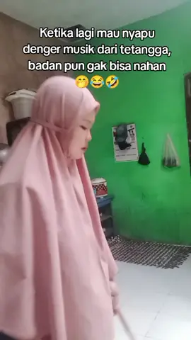 gak nahan denger musik nih badan🤭🤣🤣#komedi #viral #fypシ゚ #hiburan #risnawatinurmardani 