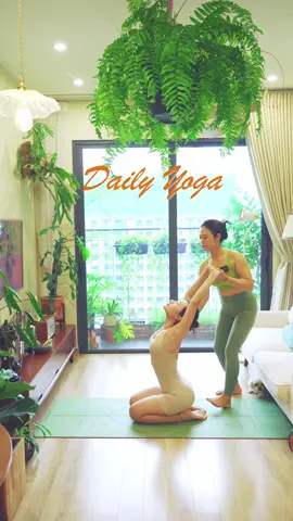 Một buổi tập yoga của Hà cùng chị HLV vào buổi sáng nay với bầu không khí mát mẻ của sáng mùa Thu #hacoanyen #slowlife #healing #binhyen #chualanhtamhon #happywifehappylife #yenbinh #yoga #yogaflow #dailyyoga 