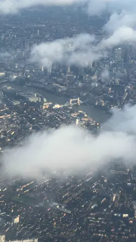 London from above 🇬🇧🌃 #london #uk #view #flight #skyline #londonbridge #travel #aroundtheworld #foryou #foryoupage #fy #fyp #fypp #fypシ゚ 