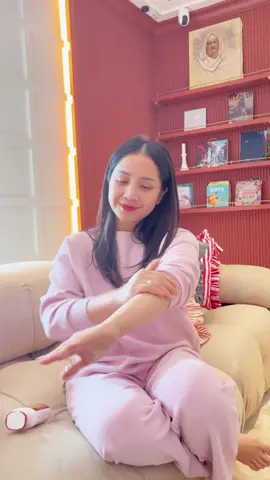 My Husband does My Voiceover!✨ Sekarang giliran Raffi nih yang spill ke kalian produk apa aja yang biasa aku pake kalo lagi siap-siap keluar rumah Raffi udah tau bangeet kalo aku pasti pake @Slavina buat Body Care ku supaya wangi sepanjang hari😍 Nah kalian udah coba belum nih Body Care Slavina yang super wangi ini?? Coba spill di kolon komentar yaah dan kasih tau ke akuu kalian pakai varian apa!👇 #slavinaindonesia #completeyourinnerfragrance