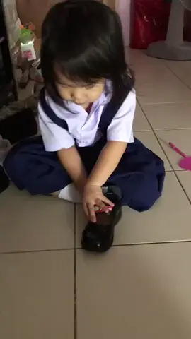 พ่อรอลูกอยู่หลังประตู อนุบาล2 ลูกจะจำได้มั้ย พ่อรอไปส่งลูก เราได้เจอกัน แค่ตอนเช้า20นาที และตอนเย็น2ชั่งโมง โตไวไวนะ แล้วมาหาพ่อนะ ❤️ พ่อรอได้ 