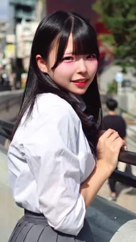 とある理由で落ち込んでいる女性の笑顔が素敵すぎた... #ストリートスナップ#制服 @るーしぃ 