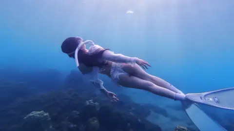 Dive with me 🩵 #imhoenf #freedive #danang #freediving #lantudo #teambeachboy 