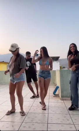 Quando junta a tropinha🥵🔥🔥🔥  @Apê303 @leticiaeullalia  #mulher #dancer #shuffle #021 #rave #passinho #fyp #viral #tiktoknews 