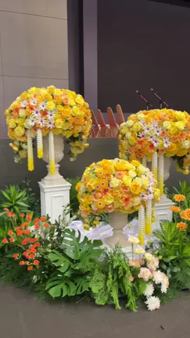 การจัดตกแต่งสวนดอกไม้หน้าเวที ซ้อมใหญ่งานรับปริญญาของบัณฑิต มหาบัณฑิต และดุษฎีบัณฑิต โดยใช้โทน ส้ม เหลือง เขียว จัดผสมกับดอกรักสีม่วง #คหกรรมศาสตร์ #คหกรรมสวนดุสิต #จัดดอกไม้ #SDGs1 #SDU #มหาวิทยาลัยสวนดุสิต  