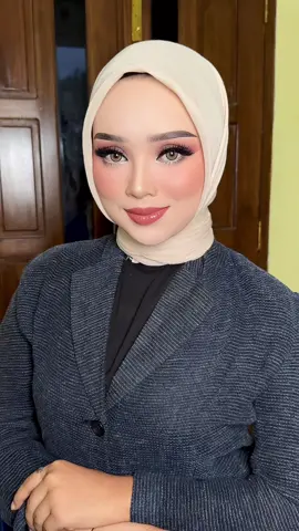 Glam Romantic for wedding Muse @Cisaaa @dungdung_makeupstore  Primer @buttonscarvesbeauty  Foundi @hudabeauty @luxasia.idn @Beautykine  Compact powder @ButtonscarvesBeauty  Eyeshadow @Huda Beauty  Eyelash @Bulumatadhimi  Brow tatto @Masami  Blush on @buttonscarvesbeauty Lipstik glossy @hudabeauty  #fhatiozaky #dungdungmakeupstore #fhatiozakymakeupartist #makeupartist #alis #brush #eyebrow #tutorial #eyeshadow #eyelash #makeup #makeuptutorial #muasumbar #muaindonesia #brush #eyemakeup 
