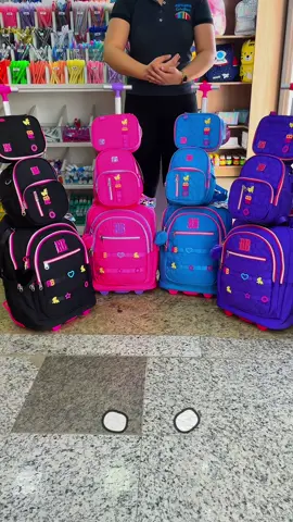 NOVIDADES AQUI NA CRIATIVA!!!! Kit Mochilas Rebecca Bombom é uma coleção que traz mochilas coloridas e cheias de estilo, focadas no público jovem e em tendências modernas. Essa linha é ideal para quem busca uma combinação de funcionalidade e estética, perfeita para o dia a dia, escola ou passeios