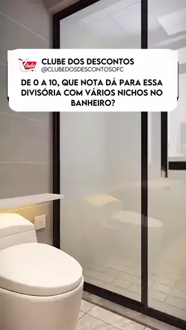 Que tal essa ideia incrível para otimizar o espaço no banheiro? Uma meia parede com nichos como divisória do box! 😍 Vocês fariam algo assim na casa de vocês? Comentem aqui! 💬 Criação: @3.concepts.pl © Todos os direitos reservados aos responsáveis.