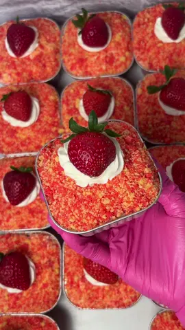 Strawberry Crunch Tres Leches (full recipe in video!) 😍🍓🥛🍰 #strawberrycrunch #strawberrycrunchcake #strawberryshortcake #strawberrycrumble #tresleches #treslechesindividuales #treslechesrecipe #strawberrycake #strawberrytresleches #minicakes #viraldessert 