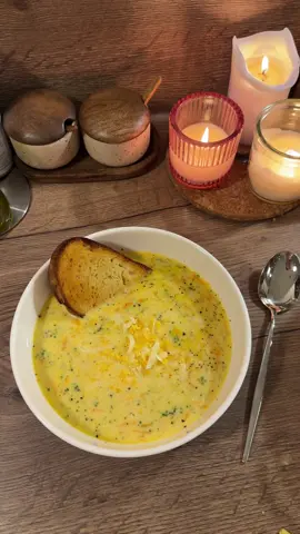 Broccoli cheddar soup 😋🥦🧀 #soupseason #fallrecipes #broccolicheddarsoup 