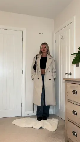 October 1st means the return of the trench coat🫶 #autumn #autumnoutfits #fitcheck #grwm #falloutfits #fashion #trenchcoat #bershka 